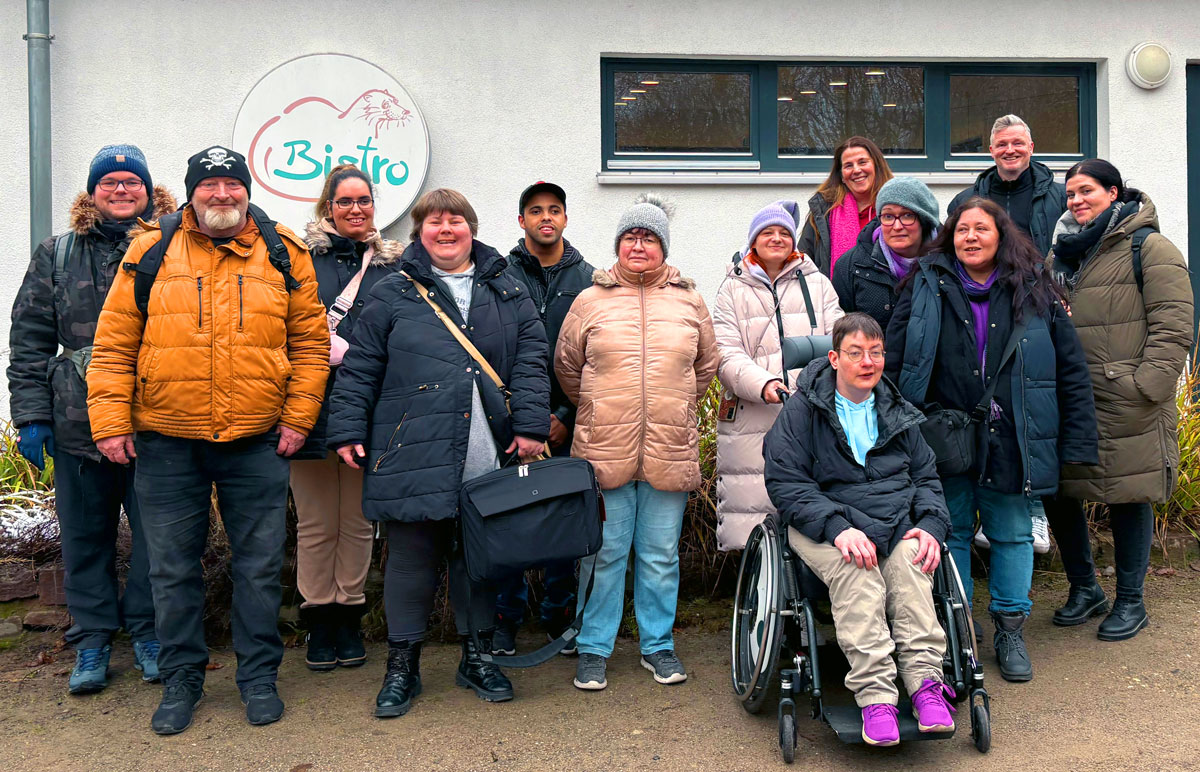Seit Januar 2026 stehen die neuen Werkstattrat-Vertreter der fünf Werkstätten in Leverkusen und Bergisch Gladbach fest und stehen fier für ein Foto bereit.<br />